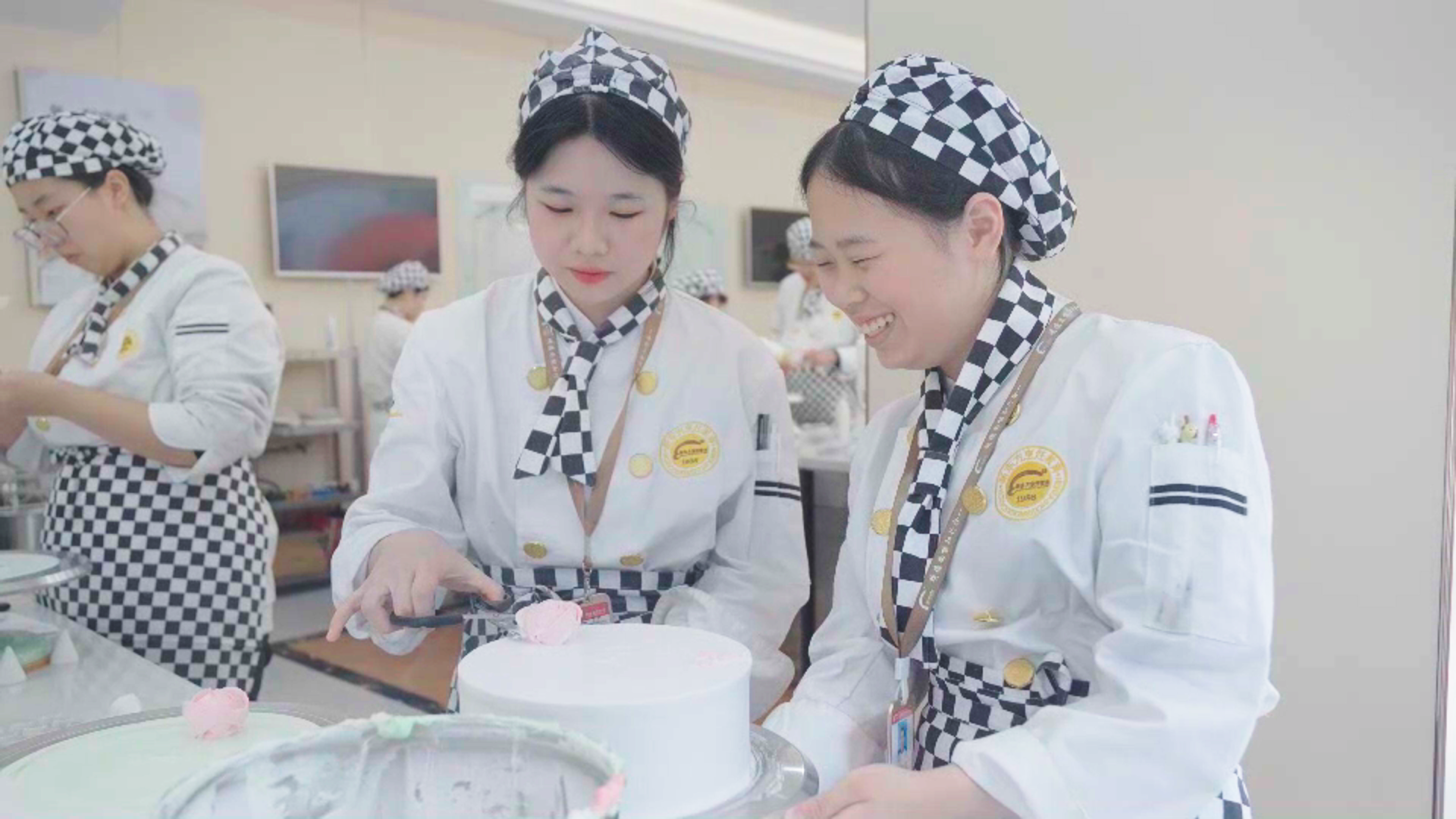 ��������̸��Ȫ��Ů���ֻ�ϼ���ӱ�����Ļ��μ������������۵�������