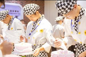 һ���߽������¶���ѧ�ӵ��ճ�������