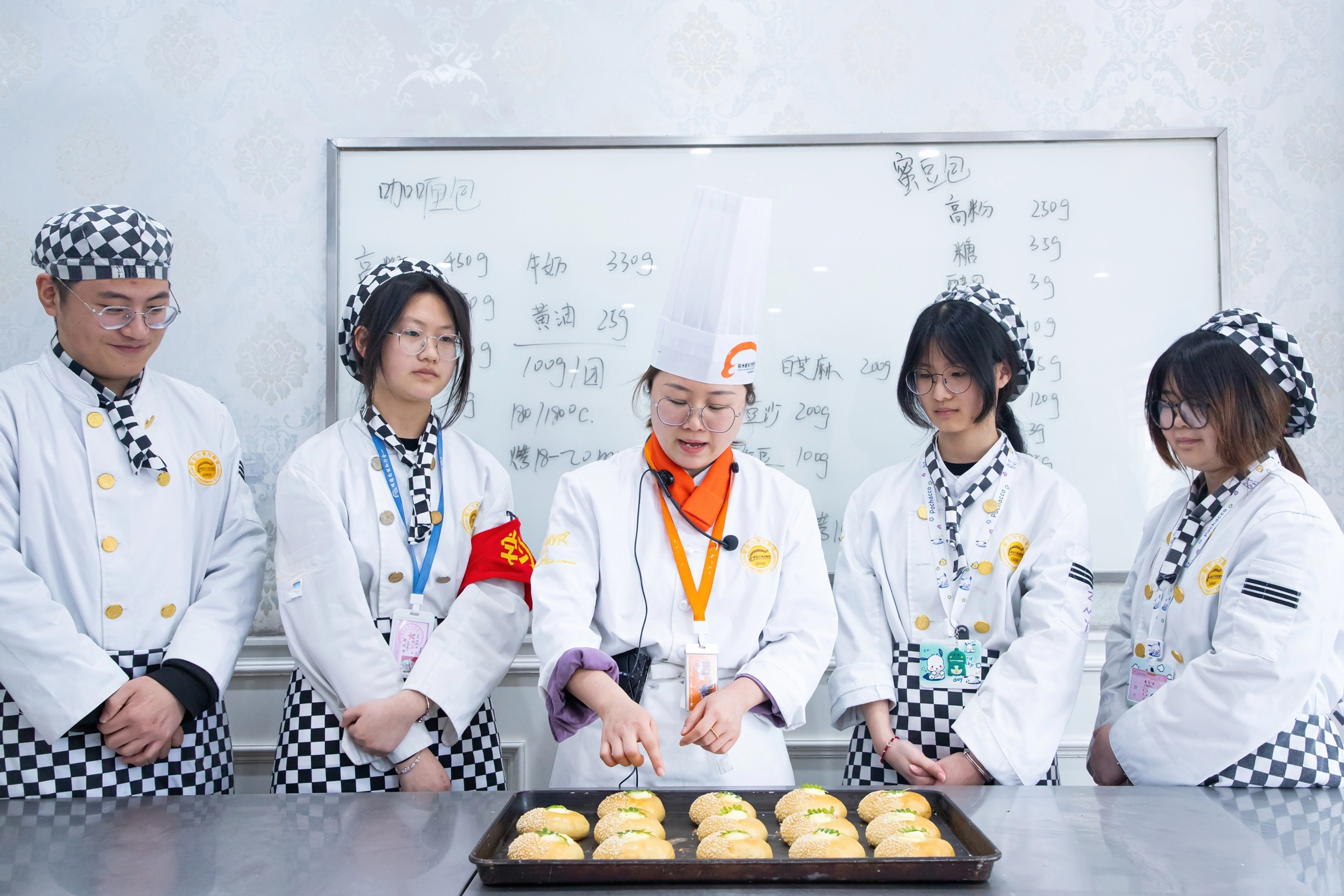 �������¶�����У԰������ഺ������ģ����